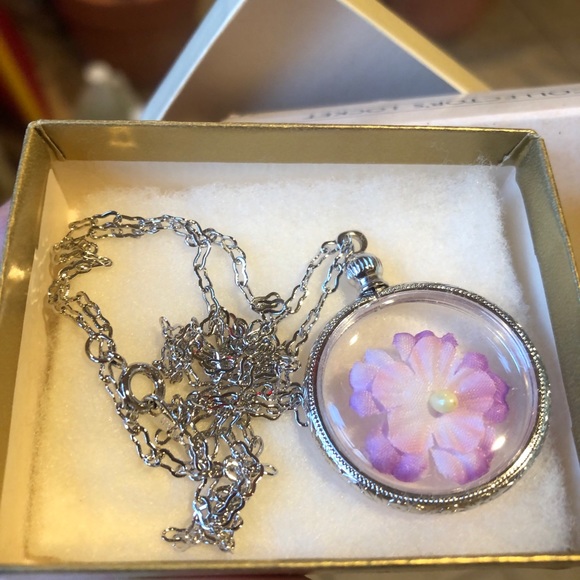 Locket - Picture 4 of 6